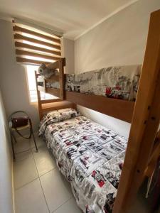 - une chambre avec un lit doté d'une couette dans l'établissement Descanso y Aire Fresco en Los Molles, à Los Molles