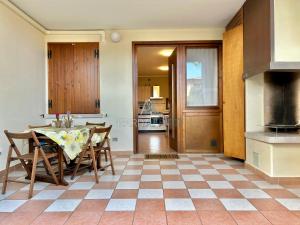 eine Küche und ein Esszimmer mit einem Tisch und Stühlen in der Unterkunft Perla Apartment - 3 piscine e un bar - Desenzano in Desenzano del Garda