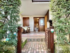 einen Eingang zu einem Haus mit Gartentor in der Unterkunft Perla Apartment - 3 piscine e un bar - Desenzano in Desenzano del Garda