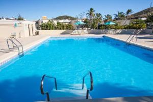 uma grande piscina com água azul em Sun-Days at Crystal Cove on Sapphire Beach em East End