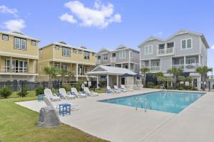 una piscina en un patio con casas en Isle of Dreams en Emerald Isle