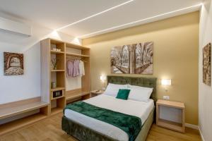 A bed or beds in a room at Cuore di Sorrento Suites
