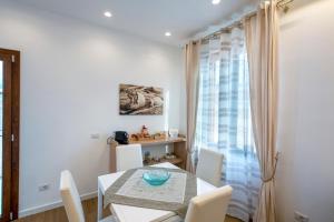 A seating area at Cuore di Sorrento Suites