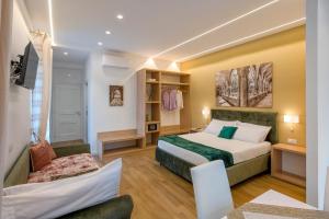 A bed or beds in a room at Cuore di Sorrento Suites