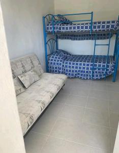 Pokój z 2 łóżkami piętrowymi i kanapą w obiekcie Loft. 202. Loft. 203. Loft. 208 w Acapulco