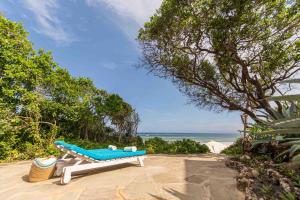 un banc installé sur une terrasse près de la plage dans l'établissement Chale Island Resort, à Île de Chale