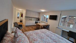 una camera da letto con un letto grande e una cucina di Studio direkt an der Langlaufloipe a Oberwald