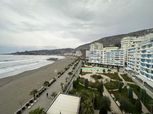 - une vue sur la plage, les bâtiments et l'océan dans l'établissement Sea view apartment 1, à Shëngjin