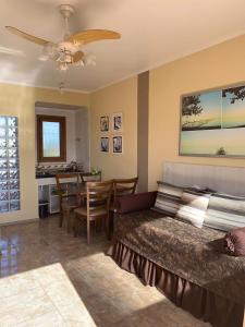 Pousada Krolow في بيلوتاس: غرفة معيشة مع سرير وغرفة طعام