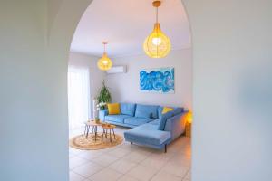 Posedenie v ubytovaní Kima: Relaxing beach home next to sparkling waters
