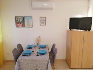 TV a/nebo společenská místnost v ubytování Apartment Angie - Intermezzo with sea view in center of Rabac