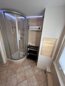 an overhead view of a bathroom with a shower at Bungalow zwischen Wald und Seen in Pretzien +7 photos