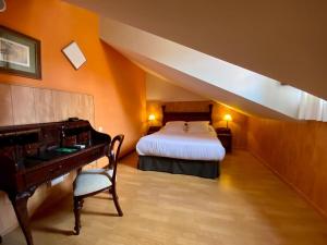 A bed or beds in a room at El Tejo de Comillas
