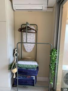 um quarto com um suporte para bagagem em My Little Provence Bormes Les Mimosas em Bormes-les-Mimosas