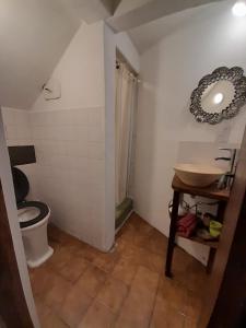Un baño de Un Espacio Cómodo Cómodo