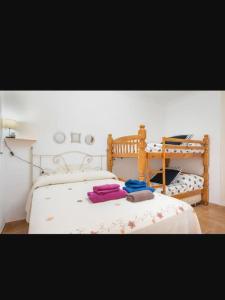 Apartamento en el Portil في إل بورتيل: غرفة نوم عليها سرير وفوط