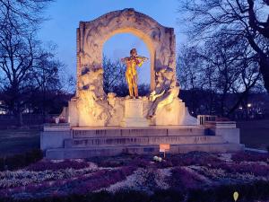 Hostia v ubytovaní CENTER ! 3 stops away from the Center of Vienna!