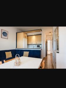 una cucina con tavolo bianco e borsa di Apartamento en el Portil a El Portil