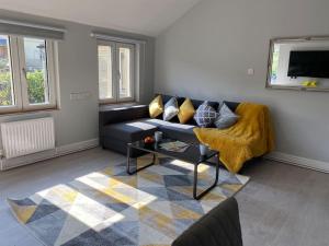 - un salon avec un canapé et un tapis dans l'établissement The Terrace - Annexe with views, à Bathford