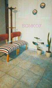 聖薩爾瓦多德胡胡伊的住宿－SONKOY APART，一间房间,配有两把椅子和一个阅读长沙发的标志