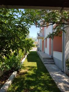 Vonkajšia záhrada v ubytovaní Gabi Rooms & Studio Apartment