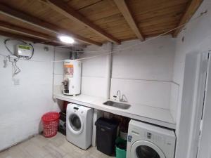 a laundry room with a sink and a washing machine at Monoambiente Full Equipado - La Bussola in Las Heras