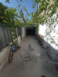 a patio with chairs and a table and a bike at Monoambiente Full Equipado - La Bussola in Las Heras