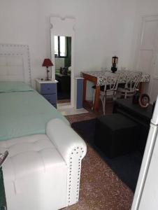 Las HerasにあるMonoambiente Full Equipado - La Bussolaのリビングルーム(白いソファ、テーブル付)