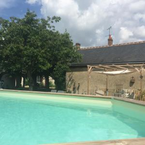 聖熱爾韋拉福雷的住宿－Entre Loire et Sologne Maison d'hôtes，大楼前的游泳池