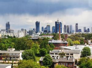 Blick auf eine Stadt mit Gebäuden im Hintergrund in der Unterkunft Prymasa Tysiąclecia 83A (D) by Perfect Apart in Warschau