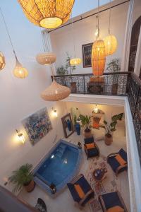 ein Wohnzimmer mit Poolblick in der Unterkunft RIAD JULILU PRIVATISE in Marrakesch
