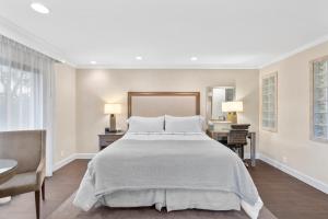 a bedroom with a large bed and a desk at Silverado Napa Luxury 1 Bedroom in Napa +14 photos