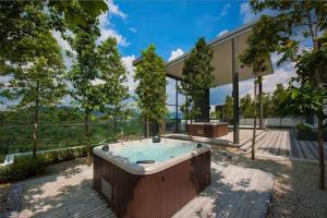 Selayang 18 Residences (100mbps Wifi & Netflix) في بانيا إليجا: حوض استحمام ساخن في الحديقة الخلفية للمنزل