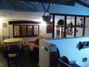 a living room with a couch and a table at Posá la Cestería in Baños de la Encina