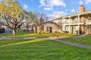 a row of houses with a grass yard at Silverado Napa Luxury 1 Bedroom in Napa