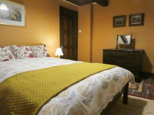 Кровать или кровати в номере Hawkyard's Cottage