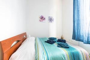 - une chambre avec un lit doté de chemises bleues dans l'établissement Apartment BOLOGNA City Center TRAIN STATION, à Bologne