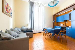 - un salon avec un canapé et une table dans l'établissement Apartment BOLOGNA City Center TRAIN STATION, à Bologne