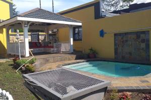 ein Haus mit einem Swimmingpool im Hof in der Unterkunft Winter Hill Home - Familia in East London