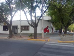 un edificio con un mural en el costado en Suite Privada en Mendoza