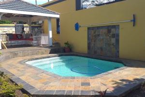 ein Swimmingpool im Hinterhof eines Hauses in der Unterkunft Winter Hill Home - Familia in East London