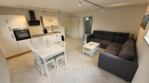 un salon avec un canapé et une table dans l'établissement Komfortable & moderne Ferienwohnung in Markdorf - Familie Hildebrand, à Markdorf