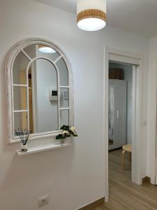 een witte kamer met een spiegel aan de muur bij Summer Breeze Tenerife, Palm-Mar in Palm-mar +18 foto's