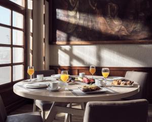 a table with plates of food and glasses of wine at Strada Marina Hotel in Zakynthos