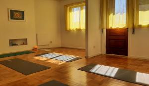 Ein Raum mit mehreren Yogamatten auf einem Holzboden in der Unterkunft taol in Vila Nova de Gaia + 13 Fotos