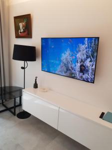 TV a/nebo společenská místnost v ubytování Apartament de Luxe by Maria Kolobrzeg - Shellter