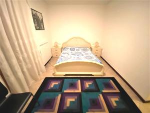 een bed in een kamer met een tapijt op de vloer bij Confidence house in Gardone Riviera