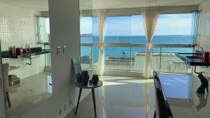 Habitación con ventana grande con vistas al océano. en AP 3 quartos LUXO a 100 m do mar, en Guarapari