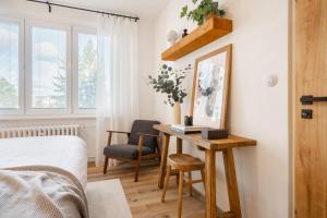 sypialnia z biurkiem i łóżkiem w obiekcie Stylish retro apartment w mieście Rakovník
