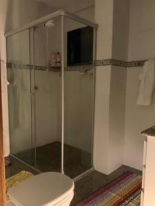 a shower with a toilet in a bathroom at Lindo apartamento em Caxambu in Caxambu +9 photos